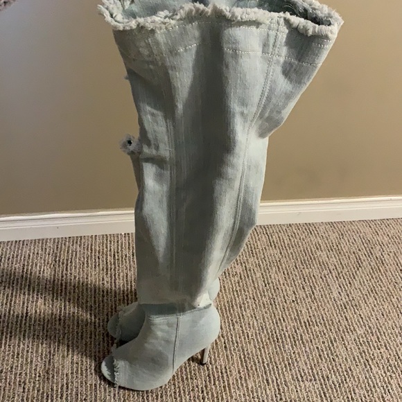 COPY - Light washed ripped jeans knee high boots - Picture 2 of 4